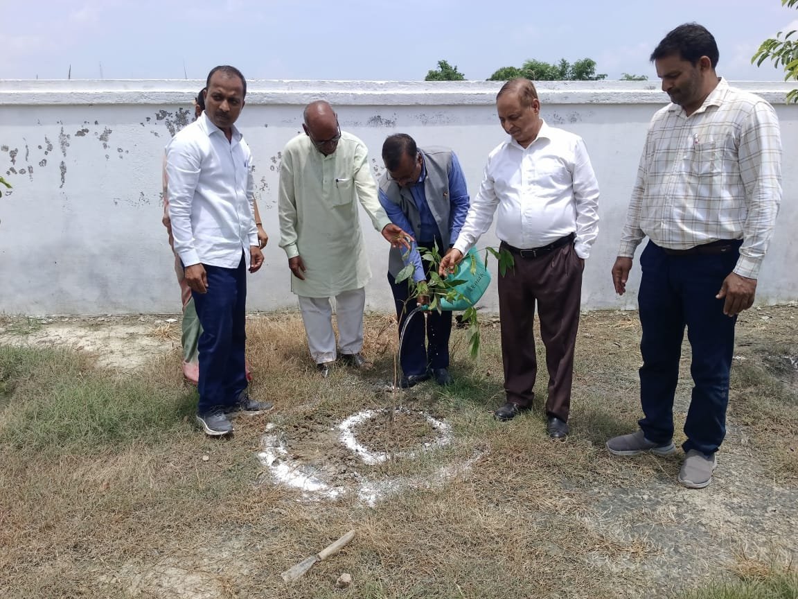 जननायक चन्द्रशेखकर विश्वविद्यालय बलिया के कुलपति डॉ सुजीत कुमार गुप्ता एवं दक्षिण बिहार केन्द्रीय विश्वविद्यालय के कुलपति डॉ कामेश्वर नाथ सिंह जी के द्वारा आज हमारे विद्यालय परिषर में एक पेड़ मॉ के नाम पर रोपित किया गया।